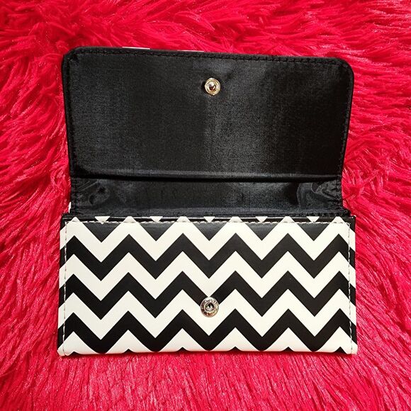 Black and White Wallet in a Beautiful Chevron Pattern with a Black Accent Bow - Picture 3 of 12